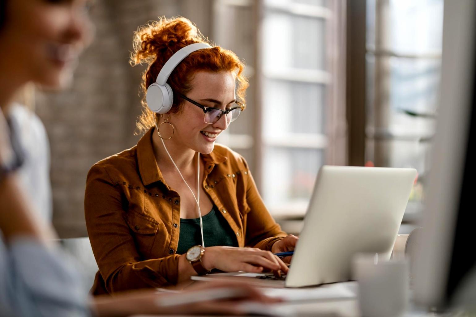 Arbeitsplatz mit Finanzunterlagen und Notizen zur strukturierten Planung