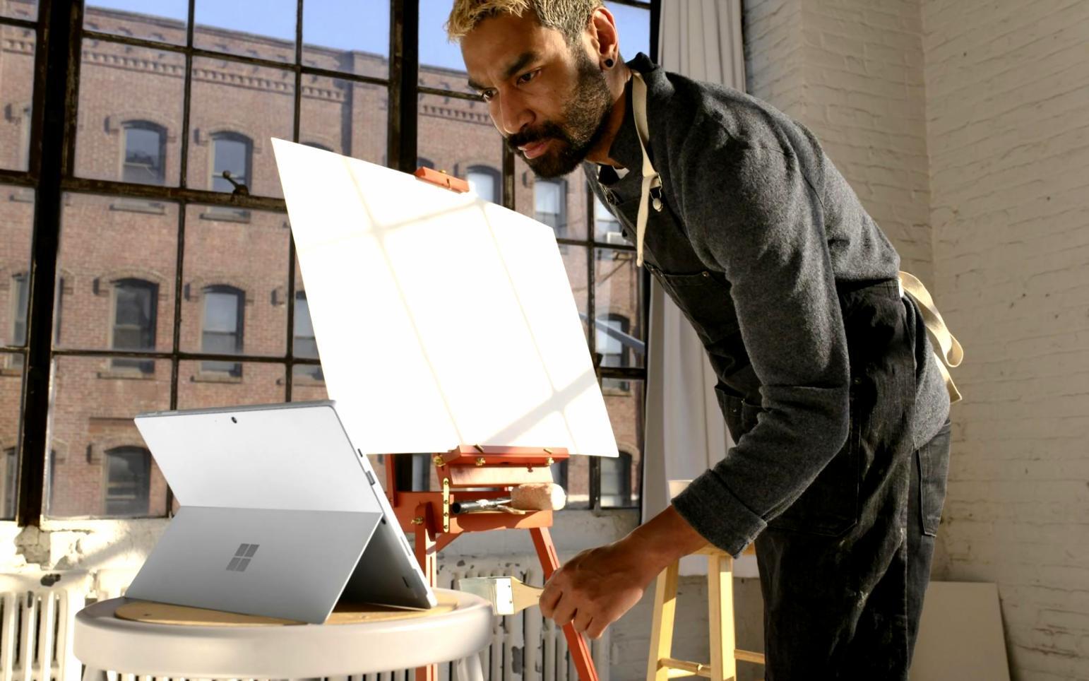 Studierende bei der Finanzplanung mit Unterlagen und Laptop